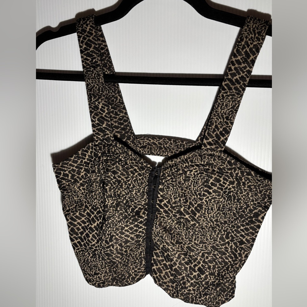 Chic Black and Tan Patterned Crop Top